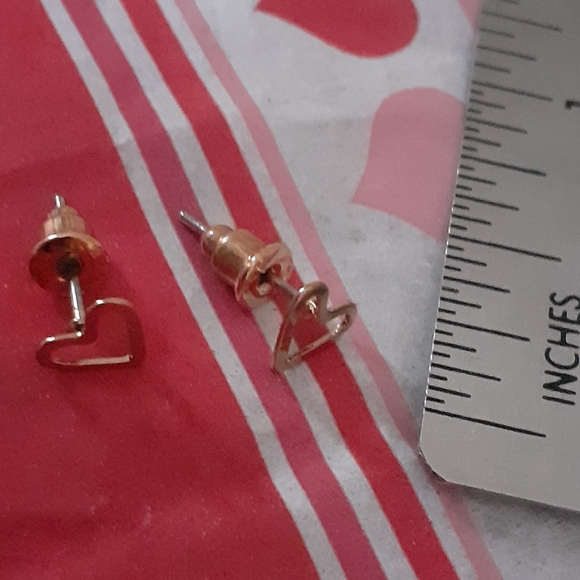 Heart-shaped mini gold stud earrings